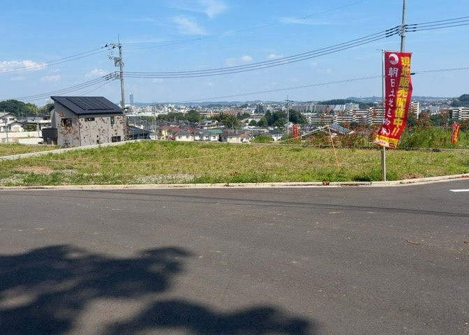 土地の形が極端に長細かったり、狭小地、あるいは道路との高低差がある傾斜地だった場合、後々売ろうとしても買い手がつかない場合もあります。後々、売却することになった時に価値の下がらない土地を選びましょう。
