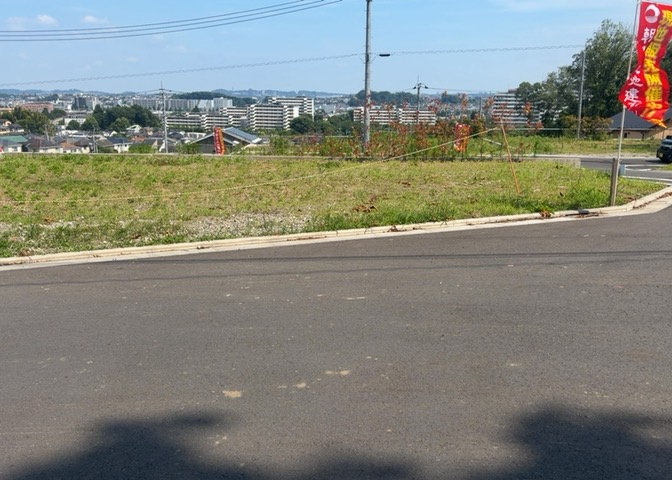 土地の面積＝住宅面積ではありません。建ぺい率の問題などで、土地のある場所によって住宅を建てられる面積は限られています。高さもしかり、「土地」という言葉の中には、建築条件も含まれると考えておきましょう。