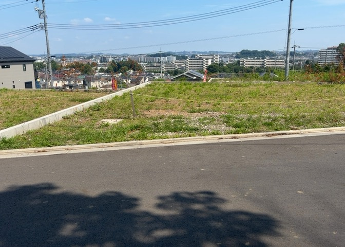 家を建てる場合、方位は要チェックです。現実的に日当たりのよい家ならばリビングは南側、建築基準法でも北側に当たる家への配慮は求められています。土地を見学に行く際は、方位磁針を持って行くようにしましょう。