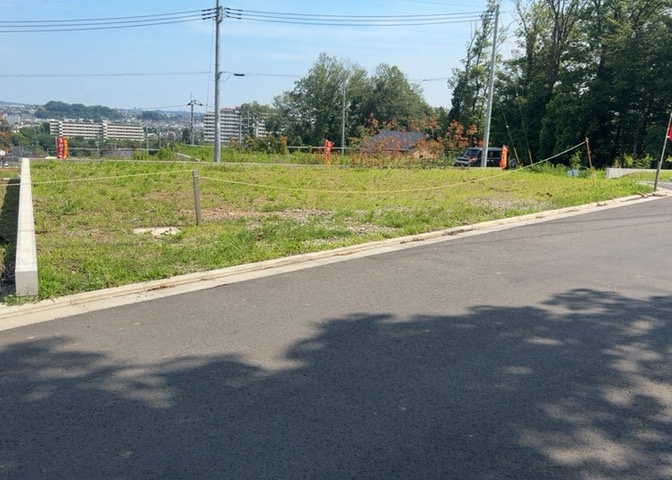 土地を買う際、住む地域の自治体や福祉の補助制度にも注目してみましょう。子供や老人の医療補助やゴミ出しのルールなど、自治体によってルールに大きな違いがあるため、暮らしやすい土地で判断するとよいでしょう。