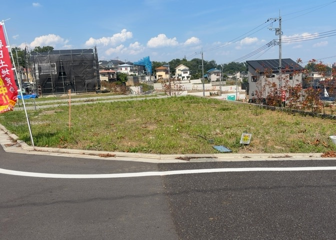 隣家の土地はどうなっているのか、生活利便施設が近くにあるのか、学校まで近いかなど、お客様のライフスタイルにあわせたイメージが重要です。また、近くにあると困る施設が近くにないかも確認するといいでしょう。