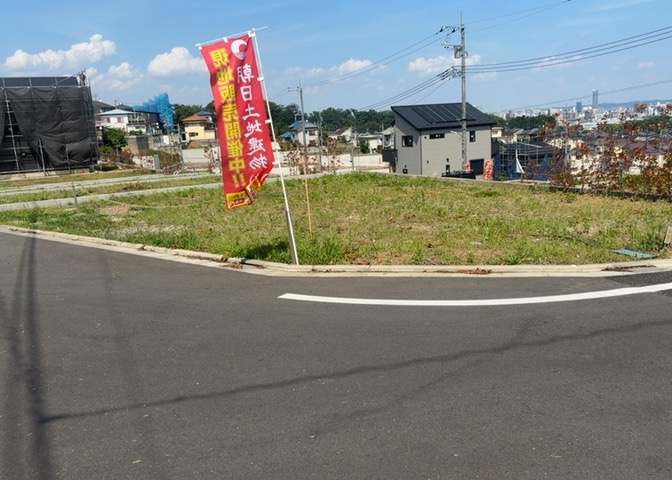 土地購入を検討されている場合、境界杭がない状態で購入してしまうと境界確定測量をする必要があり、費用がかかります。購入の前に、売主、隣土地所有者立ち合いのもと境界を確定し境界杭を設置するのがベストです。