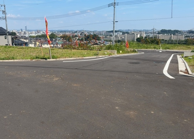 人が暮らすうえで日光は大切な要素となります。日当たりの良さは譲れないポイントですね。併せて近くに大きな建築物の建築予定がないか、あるいはそれが可能な土地が近くにないか事前に確認することもお勧めします。
