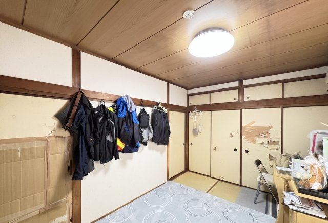 寝室や書斎、趣味の部屋など多用途に活用しやすい和室です。本物件はコンパクトな間取り設計となっているため、入居前の畳の表替えやクロスの張り替えといったリフォーム費用を低く抑えられるのが嬉しいポイントです