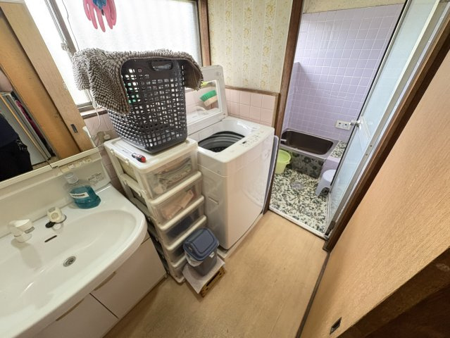 洗面台と洗濯機置場がコンパクトにまとまった、使い勝手の良い脱衣所スペースです。本物件は4DKのコンパクトな間取りになっており、家事動線が短く毎日の洗濯や掃除などの移動も非常にスムーズに行えます。