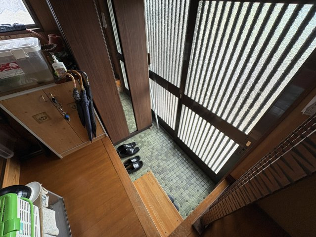 木の温もりと和の趣が感じられる、落ち着いた雰囲気の玄関です。こちらの物件は高台に在るため、大雨やゲリラ豪雨の際にも水害のリスクが少なく、大切な住まいや玄関口が浸水被害に見舞われる心配がありません。