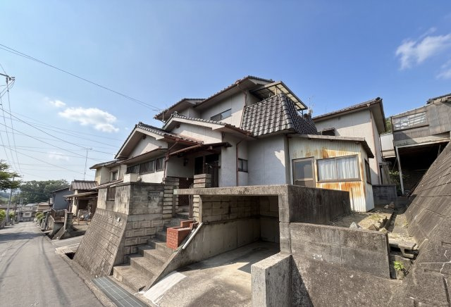 建物全体のボリューム感が伝わる外観です。敷地を有効活用した堀込車庫やゆとりあるアプローチが魅力。高低差を活かした立地で、周囲からの視線も気になりにくい住まいです。堀車庫も高さは拡幅工事可能です。
