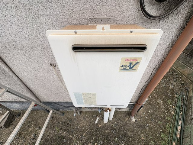 屋外に設置された給湯器周辺の写真です。こちらの物件は高台に位置しているため、大雨や台風の際にも水害のリスクが少なく、大切なライフラインである給湯設備なども浸水被害から守られやすい安全な住環境が魅力です