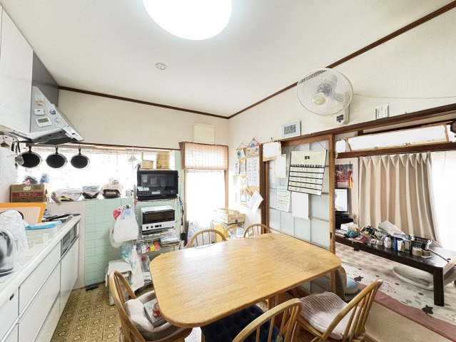 明るい光が差し込む窓付きのキッチンダイニングです。すぐ横にダイニングテーブルを置けるため、配膳や片付けの動線が非常にスムーズです。毎日の家事を効率よくこなせる、使い勝手の良い間取りです。