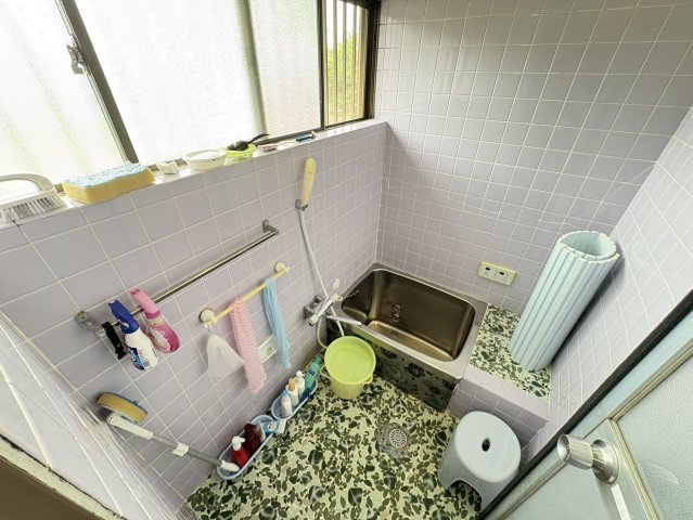 窓があり、明るく換気もしやすい快適な浴室スペースで、窓を開けることで効率よく空気の入れ換えができます。入浴後にしっかり乾燥させられるため、カビやぬめりの発生を抑えられ、日々の掃除の軽減負担になります。