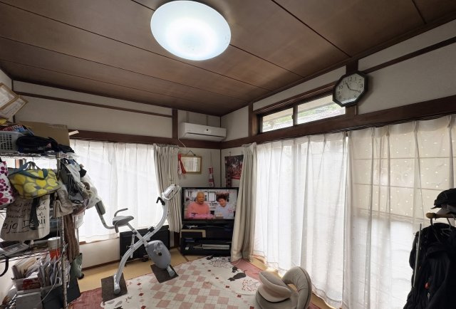 2面に大きな窓があり、心地よい光がたっぷり差し込む明るい居室で実際の畳数よりも空間がグッと広く感じられます。壁に囲まれた圧迫感がなくなり、のびのびとリラックスできるリビングになります。