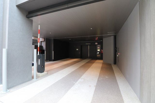 【敷地内駐車場】きちんと整備されたきれいな駐車場です。全部で108台を駐車可能なタワーパーキング！