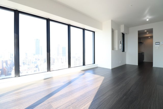 【リビングダイニング】お部屋全体がとても明るく、暖かみある空間です☆