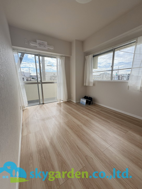 広くて明るい寝室