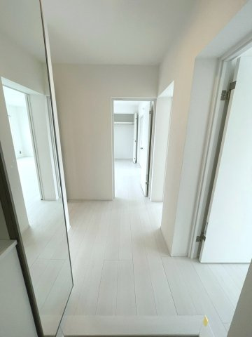 白を基調とした明るい玄関、住まいの第一印象を爽やかに。靴箱付で、散らかりがちな足元もスッキリ整います