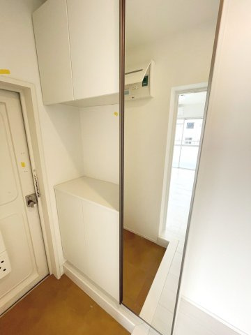お出かけ前の身だしなみチェックがスムーズに。姿見付きの靴箱で、玄関をより広く、機能的に演出します