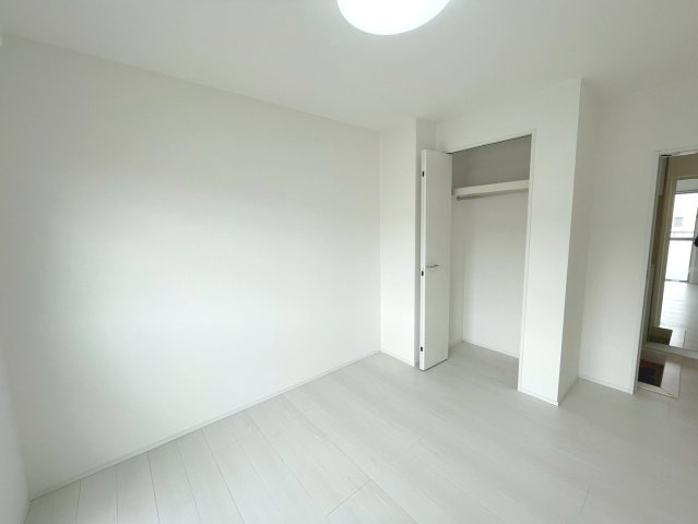 南向き5帖洋室は収納付きでお部屋をより広く使えます