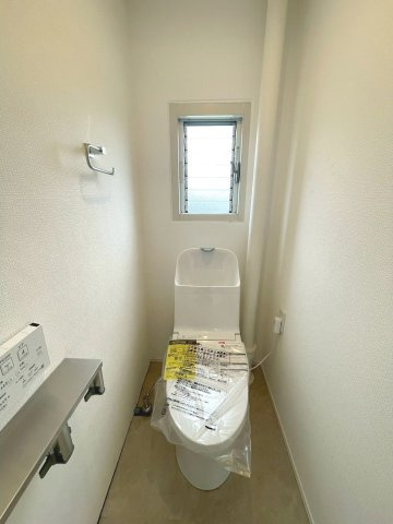 窓からの自然光と換気で清潔感をキープ。温水洗浄便座付きで、毎日を心地よく、衛生的に過ごせる空間です