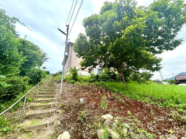 隣家の土地はどうなっているのか、生活利便施設が近くにあるのか、学校まで近いかなど、お客様のライフスタイルにあわせたイメージが重要です。また、近くにあると困る施設が近くにないかも確認するといいでしょう。