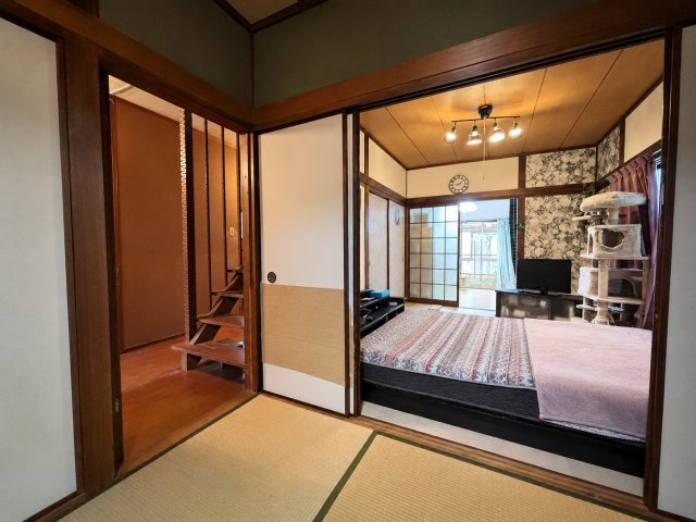 隣接する洋室と一体的に利用できる和室。襖を開放することで空間に広がりが生まれご家族が集まるくつろぎの場としても活用可能。畳の落ち着いた雰囲気が魅力で小さなお子様の遊び場や客間としても重宝します。