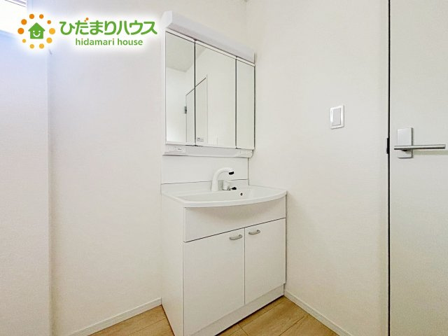 清潔感のある白を基調とした洗面室は、朝の身支度も気持ちよく行える明るい空間です。