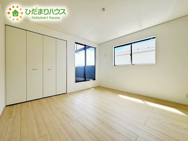 バルコニーに面していて、たっぷり光りの入る明るい主寝室です！