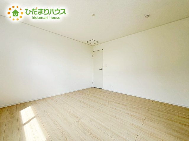 壁紙はシンプルで清潔なホワイトで統一しています。朝の光をたっぷり浴びながら一日をスタート！目覚めは明るくあたたかな場所で。
