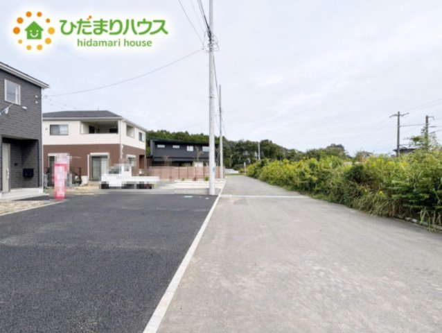 繁華街のようなにぎやかさがないため、車の音や話し声が少なく、静かな生活を望む人に適している閑静な住宅地！