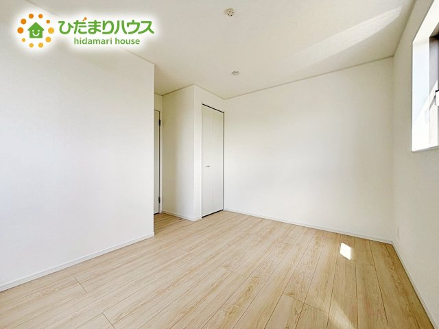 洗練された空間にやわらかい光が差し込み、お気に入りの家具や小物が映えます。