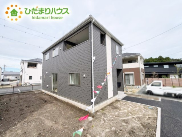 明るい光が差し込む開放感あふれる住まいです。