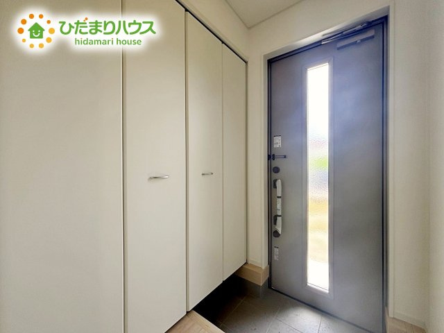 天井まであるシューズボックスは、家族全員の靴が入るため、散らかりがちな玄関もスッキリ片付きますね。