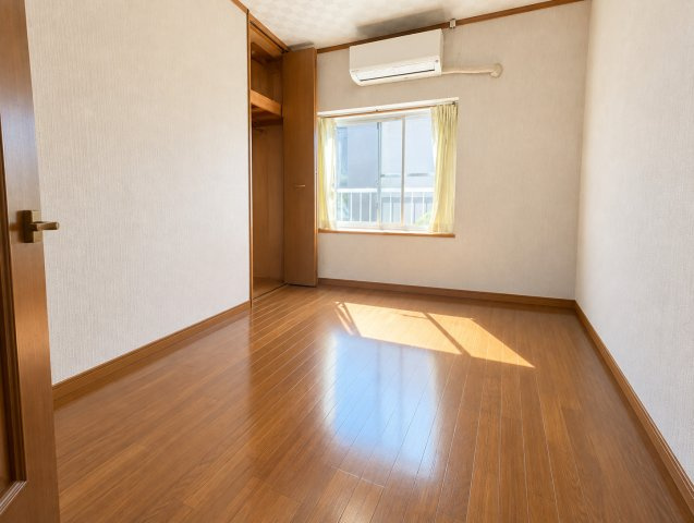 窓から自然光が入り明るさを感じられる空間です。収納スペースも備わっているため衣類や日用品などを整理しやすいのもポイント。寝室やお子様のお部屋や書斎など、ライフスタイルに合わせて活用しやすい一室です。