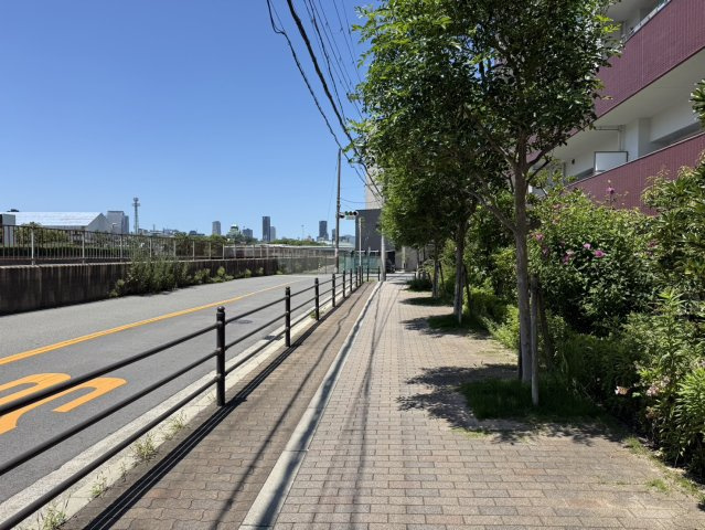 前面道路には歩道があり、お子さまの登下校も安心。