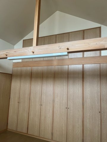 東側の洋室　天井？が高く壁一面の収納は見ものです。　しばらく使用をしないものは一番高いところにある収納に専用のはしごを使って出し入れします。