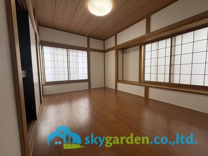 落ち着いた色調の寝室です