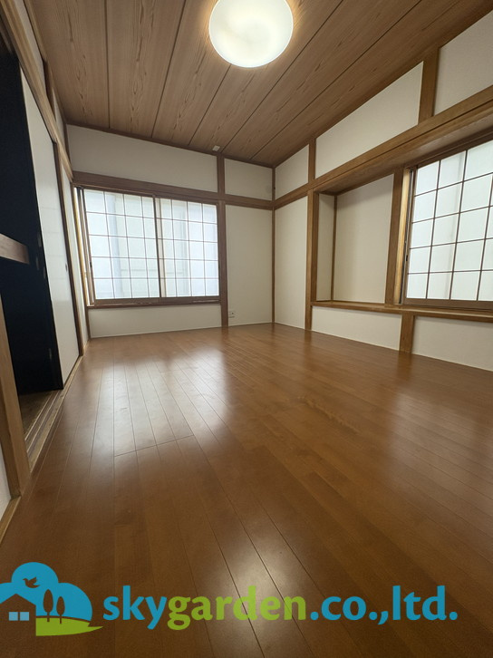 落ち着いた色調の寝室です