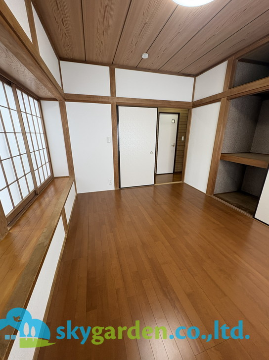 落ち着いた色調の寝室です