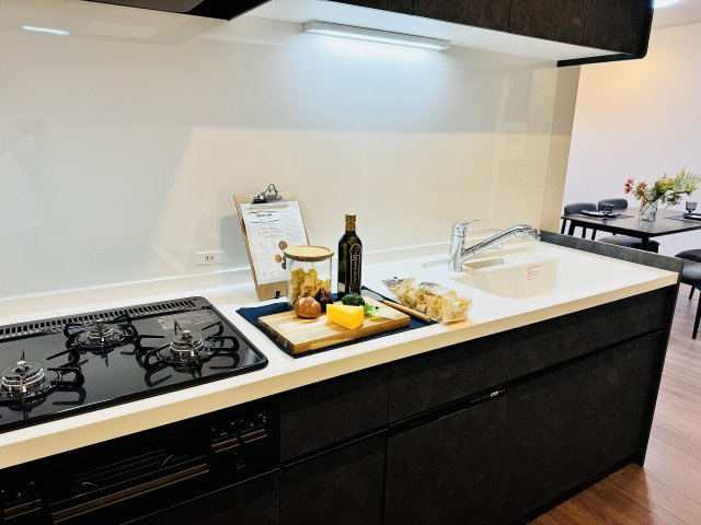 ～3口コンロと広い調理台でお料理が捗ります～