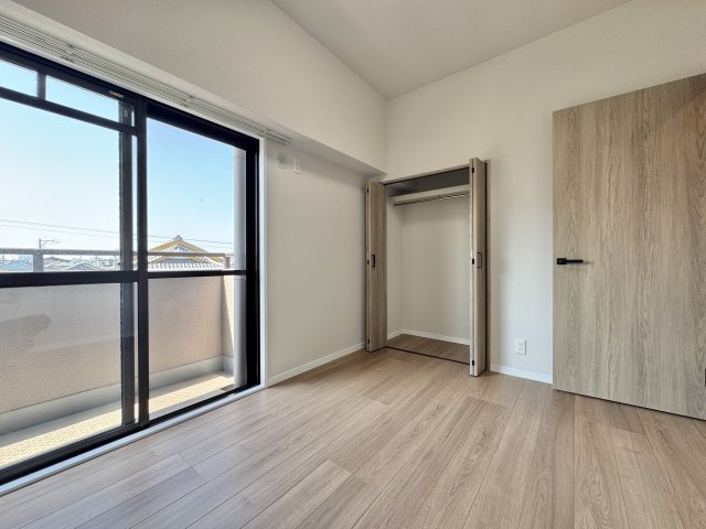5.0帖の洋室。大きな窓から陽射しが差し込み明るい空間！子供部屋にピッタリです♪