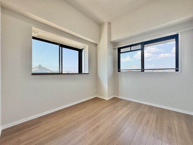 5.9帖の洋室。二面採光で明るいので、こちらのお部屋もお子様のお部屋にピッタリです！