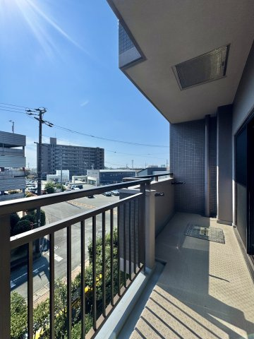 開放感のあるバルコニー！晴れた日は、気持ちの良い風が吹き抜けます。