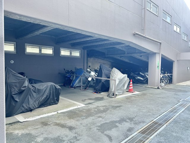 バイクをお持ちの方に嬉しいバイク置き場も完備しております！