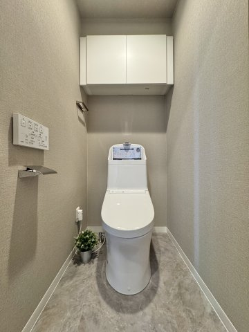 ナチュラルな色合いで落ち着く空間になっています。背面上部には便利な収納棚付き！