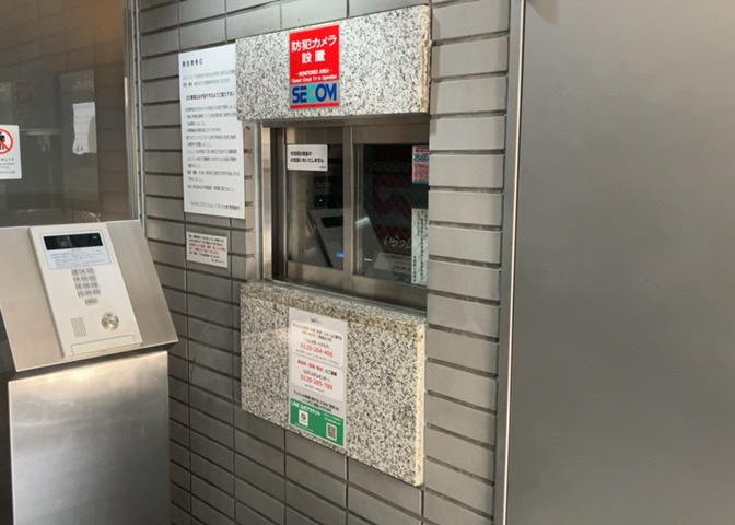 受付はマンションコンシェルジュがいる場合もあれば、管理人が滞在する小部屋を総称して呼ぶことがあります。主にエントランスに設置されていることから、防犯面でも期待ができます。防犯設備がない場合はより安心！