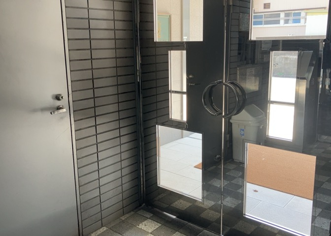 共用部分は、一棟の建物に住む区分所有者全員が共同で所有するとし、共用部分の管理、補修などは、区分所有者で形成される管理組合が行います。個人の判断で勝手に変更することはできませんので覚えておきましょう。