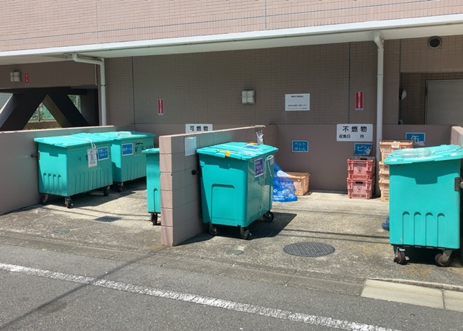 共有部分は、住民なら誰もが使える設備のこと。例えば駐車場やエレベーター、インターネット設備、セキュリティ設備などがあります。他にも、マンションの廊下・外部階段やエントランス・ゴミ置き場などがあります。