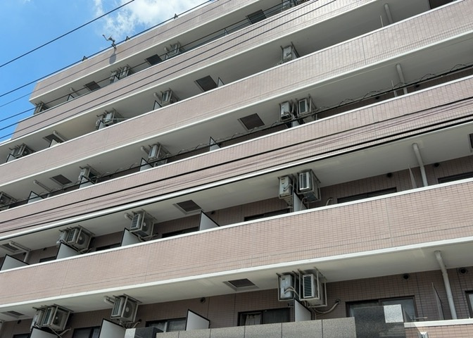 ＲＣ造、Reinforced　Concreteは直訳すると補強されたコンクリートです。主に柱や梁・床・壁が鉄筋とコンクリートで構成おり、鉄筋を組んだ型枠にコンクリートを流し込んで固めたものを指します。