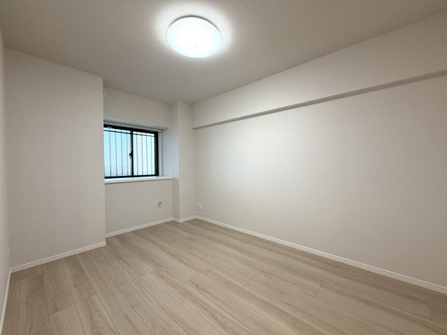 ナチュラルな木目調フロアと清潔感あふれるホワイトクロスが好印象なお部屋。窓辺のカウンターには観葉植物やインテリアを置くことができ、自分好みの空間演出を楽しめます。