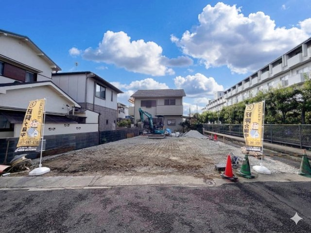 複数駅の利用が可能：JR福知山線「川西池田駅」や阪急宝塚本線「雲雀丘花屋敷駅」・「川西能勢口駅」などが徒歩圏内、または利用しやすいエリアです。