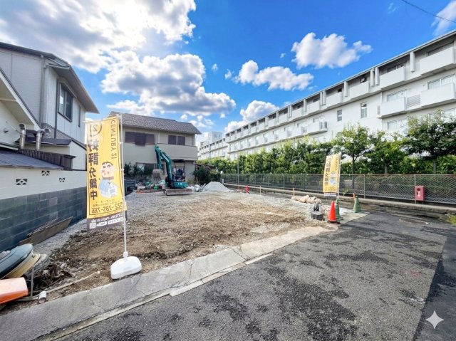 生活利便性：川西能勢口駅周辺の百貨店や商業施設、スーパーなども利用しやすく、日常の買い物に困りにくい立地です。